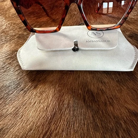 Ambassador Leopard/AVA Collection Sunglasses - Picture 2 of 8
